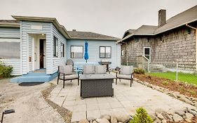 Beachfront Cottage On Seaside Promenade With Hot Tub
